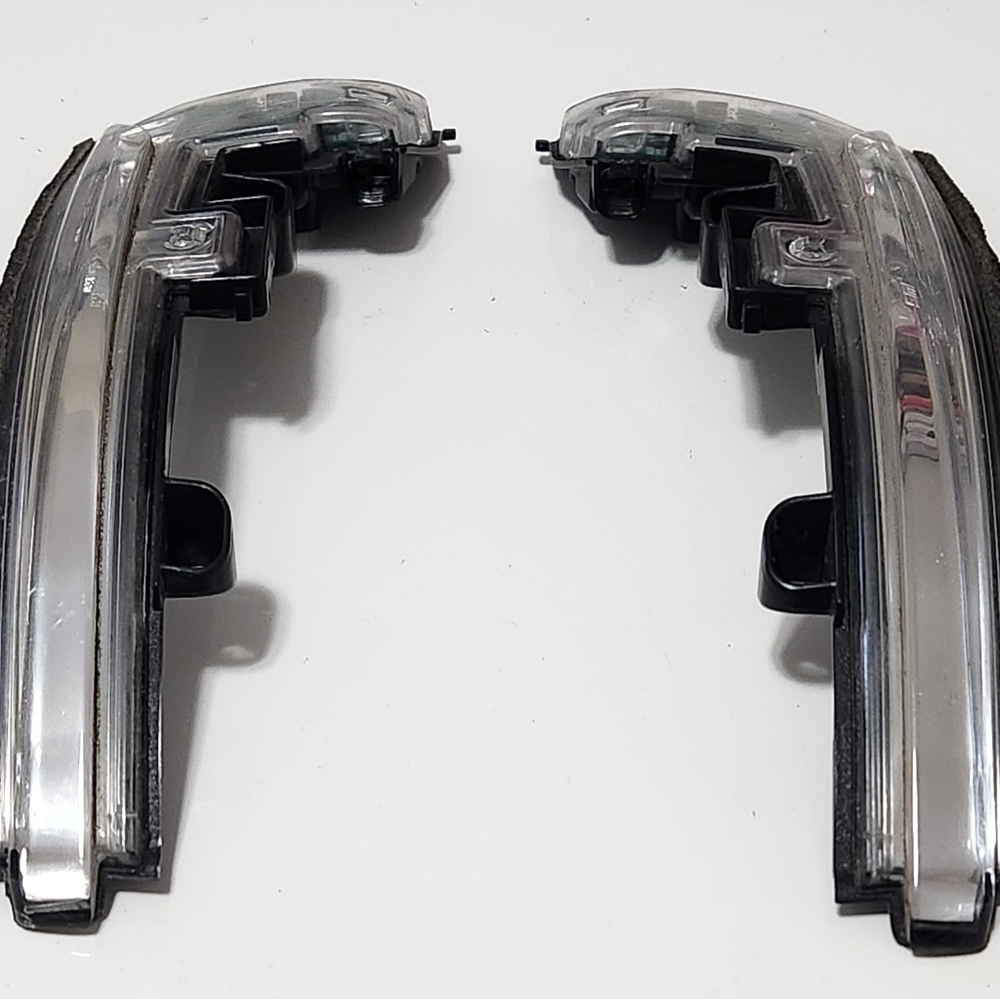 Land Rover Range Rover Sport Side Mirror OEM LED Indicators - L/R - Picture 6 of 10